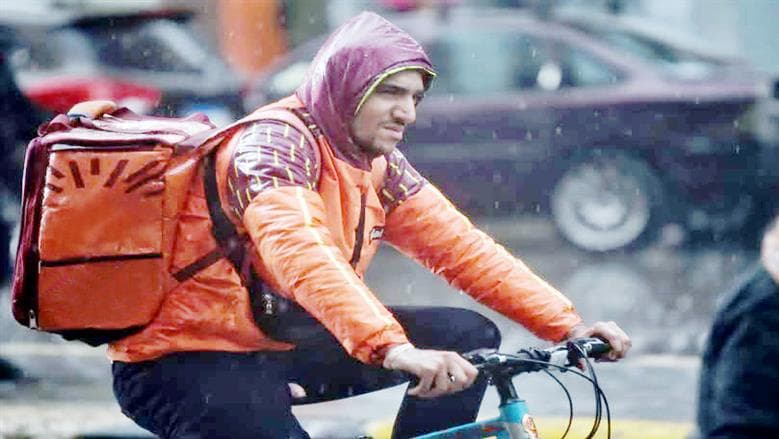 في رمضان.. عمال التوصيل يجسدون روح التضحية والعمل الشريف