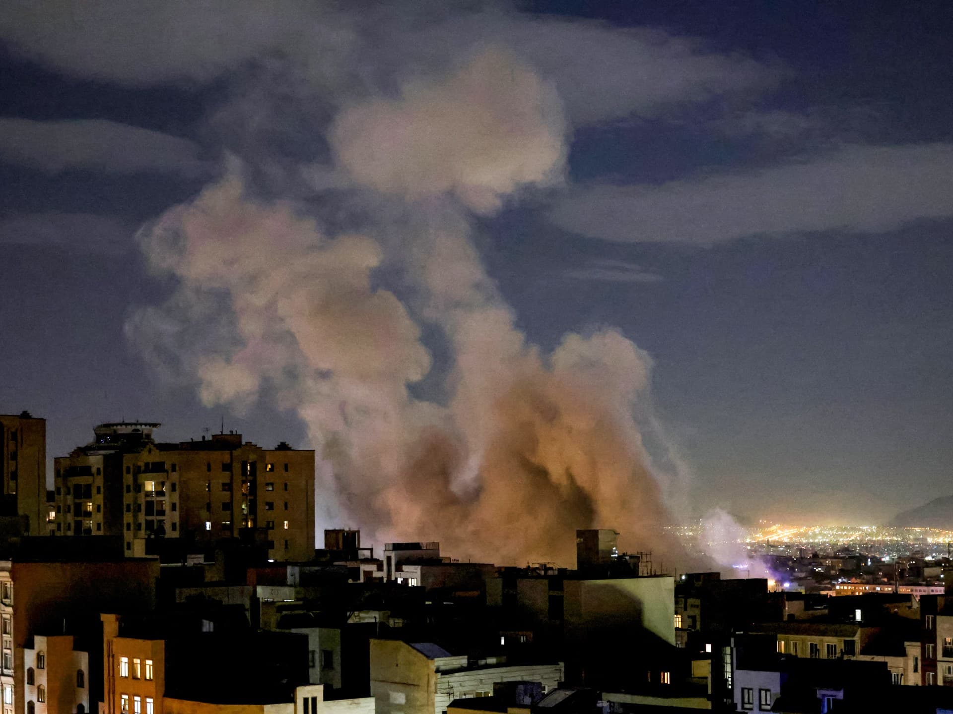 العراق يراقب التطورات الإقليمية بحذر ويدعو لتجنب التصعيد